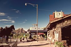 Uno scorcio della strada principale di Sedona, Arizona. La città venne fondata nel 1902 da Theodore Carlton Schnebly - © Andrey Bayda / Shutterstock.com