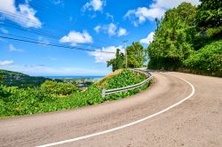 Uno scorcio della suggestiva Sans Souci Road a Victoria, isola di Mahé, Seychelles.
