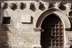 Uno scorcio della Taverna Ducale di Popoli, Abruzzo. Quest'antico edificio militare è oggi sede di un museo cittadino. Si presenta con un ricco portale gotico e la facciata decorata ...