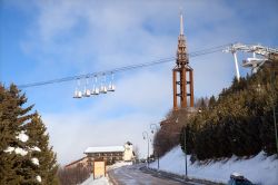 Uno scorcio della telebenne e del clubhotel Le Piolet nella località Les Menuires, Francia - © Julia Kuznetsova / Shutterstock.com