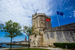 Uno scorcio della Torre della Catena in una giornata di sole a La Rochelle, Francia.
