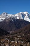 Uno scorcio della Val di Zoldo, sullo sfondo le Dolomiti innevate (Veneto)