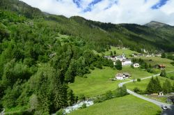 Uno scorcio della valle di Pitztal (Tirolo) in una giornata estiva di sole.

