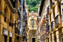Uno scorcio della vecchia città di San Sebastian, Paesi Baschi, Spagna. E' considerata una delle più eleganti e vivaci cittadine spagnole grazie anche al suo stile architettonico ...