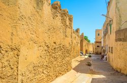 Uno scorcio della vecchia Sfax, Tunisia. Quest'antica città araba medievale si presenta con mura e bastioni, stradine strette e vecchie abitazioni.

