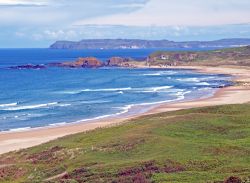 Uno scorcio della White Park Bay sulla costa della County Antrim nei pressi di Ballintoy, Irlanda del Nord.



