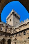 Uno scorcio dell'abbazia di Cluny, Francia, con la torre merlata. Guglielmo I° detto Il Pio diede in dono a un abate, tale Bernone, un possedimento fondiario su cui venne costruito un ...