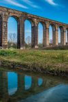 Uno scorcio dell'Acquedotto Nottolini a Lucca, Toscana. Assieme ad alcuni tempietti, l'acquedotto è visitabile attraverso diversi percorsi che si snodano lungo il Parco Fluviale ...