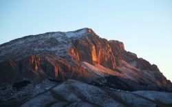 Uno scorcio dell'Aladaglar National Park al tramonto, Nigde, Turchia. Qui escursionisti e alpinisti hanno la possibilità di avventurarsi fra i picchi più suggestivi della regione.



 ...