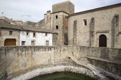 Uno scorcio dell'Alberca di Trujillo, Spagna, con la chiesa sullo sfondo. Si tratta di una piscina islamica, per molti di origine romana, che servirà anche ad abbeverare il bestiame. ...
