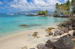 Uno scorcio dell'ansa Mitan nei pressi di Fort-de-France, isola caraibica della Martinica. Acqua limpida e cristallina, sabbia e formazioni rocciose rendono questa spiaggia una delle più ...