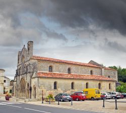 Uno scorcio dell'antica chiesa di Saint Vivien a Pons, Charente-Maritime, in una giornata con il cielo grigio. 

