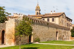 Uno scorcio dell'antica città di Buonconvento, Toscana, provincia di Siena. Il borgo medievale racchiuso dalle mura ha una pianta quadrilatera ed è perfettamente conservato ...