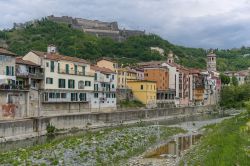 Uno scorcio dell'antico villaggio di Gavi e il suo castello in Piemonte - © Fabio Lotti / Shutterstock.com