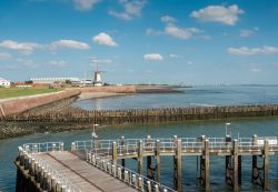 Uno scorcio dell'area portuale di Vlissingen, Olanda, con il mulino a vento sullo sfondo.
