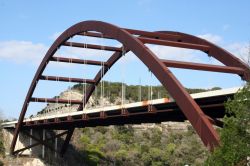 Uno scorcio dell'Austin 360 Bridge, Texas. Questo ponte ad arco attraversa il lago Austin collegando la parte settentrionale e meridionale della Loop 360. E' uno dei grandi simboli cittadini.

 ...