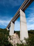 Uno scorcio dell'autostrada dal basso nei pressi di Pontremoli, Lunigiana (Toscana).

