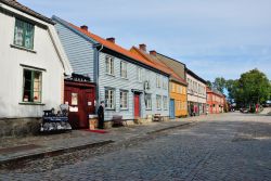 Uno scorcio delle antiche case del centro storico di Fredrikstad, Norvegia. Le costruzioni in legno a graticcio, le porte monumentali, i fossati e il ponte levatoio rendono unica questa cittadina ...