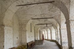 Uno scorcio delle arcate del santuario di San Magno a Castelmagno, Piemonte.

