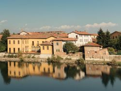 Uno scorcio delle case di Vaprio sul fiume Adda in Lombardia