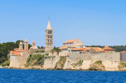 Uno scorcio delle fortificazioni dell'isola di Rab, Croazia. Con la sua varietà di paesaggi e le splendide spiagge sabbiose, Rab è la meta ideale per chi ama le vacanze nella ...