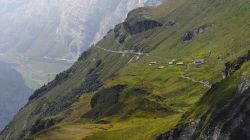 Uno scorcio delle montagne che circondano Hasliberg, Svizzera. Questa località si trova nel distretto amministrativo di Interlaken-Oberhasli nel cantone di Berna.


