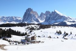 Uno scorcio delle montagne innevate a Ortisei, Dolomiti (Trentino Alto Adige).

