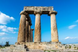 Uno scorcio delle rovine del Tempio di Apollo nella vecchia Corinto, Grecia, con le colonne e i capitelli in stile corinzio.
