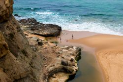Uno scorcio delle scogliere di Foz do Sizandro Beach nei pressi di Mafra, Portogallo.
