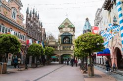 Uno scorcio dell'Europa Park a Rust, Germania, il parco divertimento creato per bambini e adulti in cui sono ospitate decine di attrazioni per tutti i gusti - © KELENY / Shutterstock.com ...