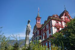 Uno scorcio dell'hotel Vitznauerhof alle pendici del monte Rigi, Vitznau, Svizzera. Da qui partono numerose escursioni alla scoperta del lago di Lucerna - © drserg / Shutterstock.com ...