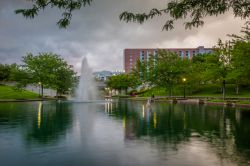 Uno scorcio dell'Indiana Central Canal a Indianapolis, Indiana (USA). In origine era destinato a collegare il canale di Wabash e il canale Erie con con il fiume Ohio.
