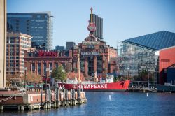 Uno scorcio dell'Inner Harbor a Baltimora, Maryland. Sullo sfondo, edifici moderni e antichi  - © Hethers / Shutterstock.com