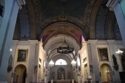 Uno scorcio dell'interno della chiesa di Saint Denis a Montpellier, Francia - © David Vioque / Shutterstock.com