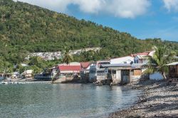 Uno scorcio dell'isola di Basse-Terre, Guadalupa: case tradizionali affacciate sul Mare dei Caraibi. Molte abitazioni dell'epoca coloniale sono state aperte al pubblico e convertite ...