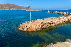 Uno scorcio dell'isola di Syro, Cicladi, con veduta del mare in una giornata estiva.

