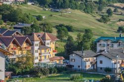 Uno scorcio di Andalo e i suoi resort turistici in Trentino - © MoLarjung / Shutterstock.com