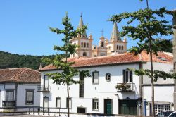 Uno scorcio di Angra do Heroismo, storica capitale dlele Azzorre, Portogallo. Sullo sfondo, i campanili della cattedrale del Santissimo Salvatore, edificio del XVI° secolo costruito in stile ...