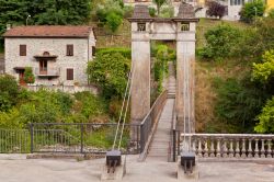 Uno scorcio di Bagni di Lucca con il celebre ponte (Toscana).
