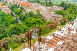 Uno scorcio di Bertinoro dalla terrazza di un ristorante italiano, Emilia Romagna. Siamo nel cuore della Romagna, sulle appendici delle prime colline forlivesi. Bertinoro domina un pittoresco ...