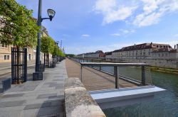 Uno scorcio di Besancon (Francia) con Quai Veil Picard, il fiume Doubs e il Quai Vauban.