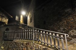 Uno scorcio notturno di Castello, la frazione che si trova sopra Gerola Alta, Lombardia.
