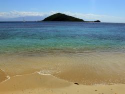 Uno scorcio di Cayo Mayor dalla spiaggia, arcipelago di Cayos Cochinos. Queste isole fanno parte di una riserva marina protetta: la barriera corallina di cui fanno parte è la seconda ...