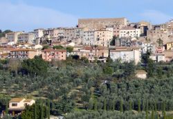 Uno scorcio di Chianciano Terme, Toscana, immersa nel verde del paesaggio naturale - © 226567882 / Shutterstock.com