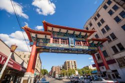 Uno scorcio di Chinatown a Seattle, Washington (USA). Questo animato distretto è abitato prevalentemente dalla comunità asiatico-americana - © f11photo / Shutterstock.com