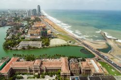 Uno scorcio di Colombo vista dall'alto: Galle Face Green è un parco urbano di 5 ettari affacciato sull'oceano.


