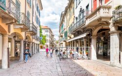 Uno scorcio di Corso Matteotti nel centro storico di Varese, Lombardia. Definito "Il Corso", ha la pavimentazione in porfido rosa ed è isola pedonale - © elesi / Shutterstock.com ...