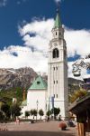 Uno scorcio di Cortina d'Ampezzo, Veneto, con hotels e chiesa. Sullo sfondo, il Gruppo montuoso Tofana - © Daniel Prudek / Shutterstock.com