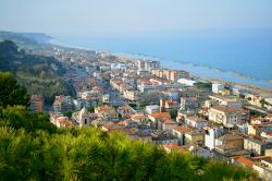 Uno scorcio di Cupra Marittima (Ascoli Piceno) vista dall'alto. Splendida cittadina marchigiana della Riviera delle Palme, Cupra Marittima vanta un borgo medievale dalla forma allungata ...