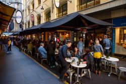 Uno scorcio di Degraves Street con ristoranti, locali e negozi a Melbourne (Australia) - © Mo Wu / Shutterstock.com
